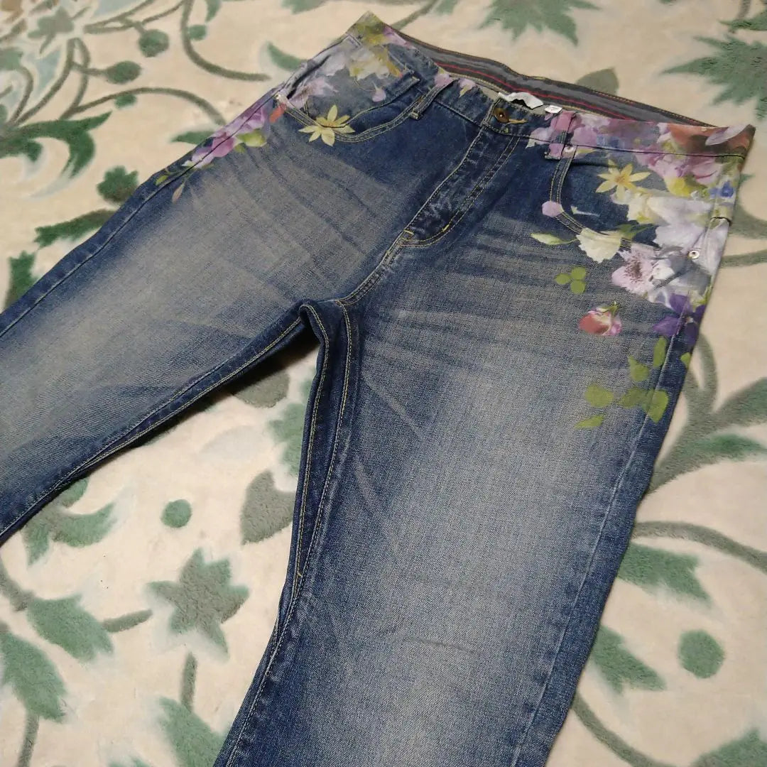 ◯Rehacer pantalones vaqueros con estampado floral de células raras y flores botánicas