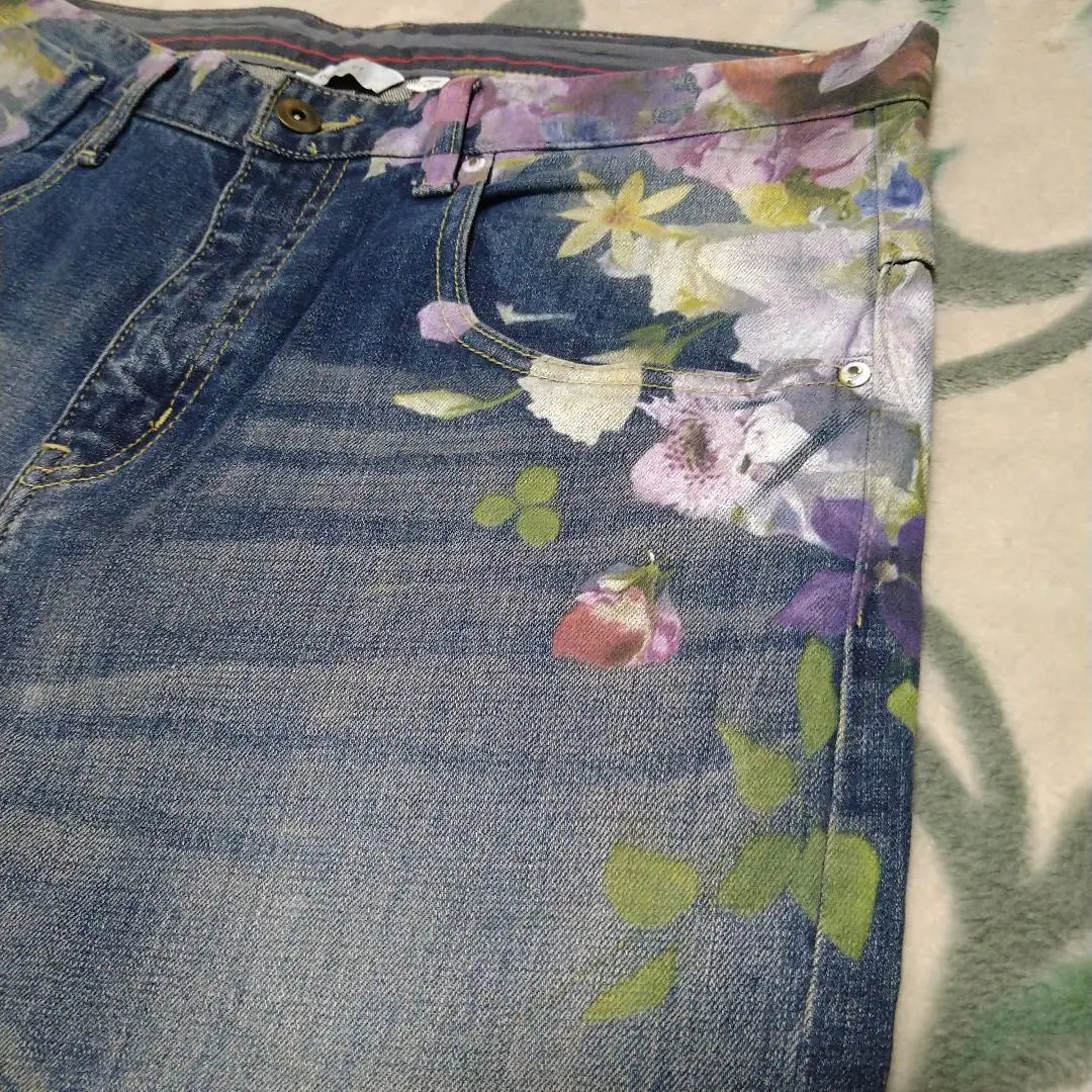 ◯Rehacer pantalones vaqueros con estampado floral de células raras y flores botánicas