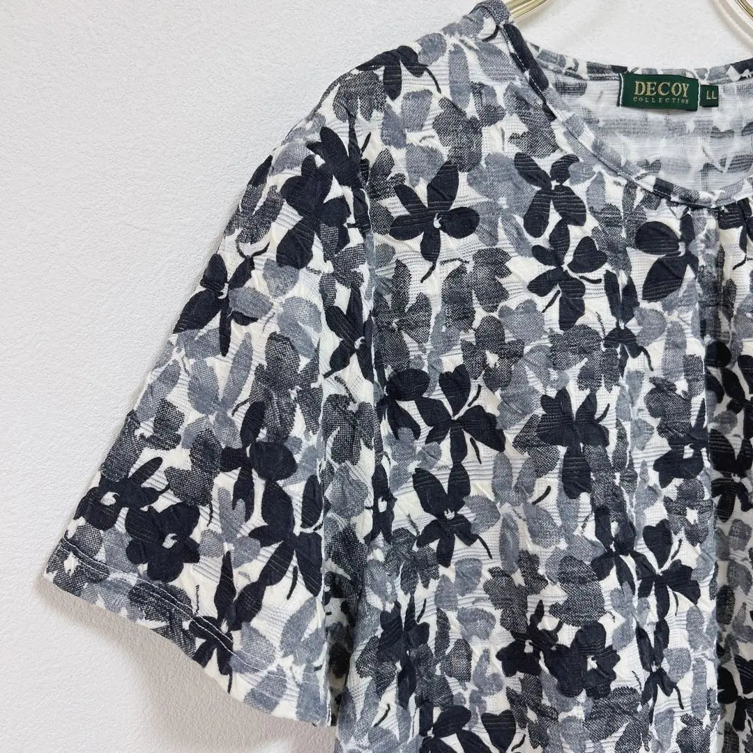 Blusa de manga corta con estampado de flores de señuelo, monocromática, negra, blanca y gris, talla grande