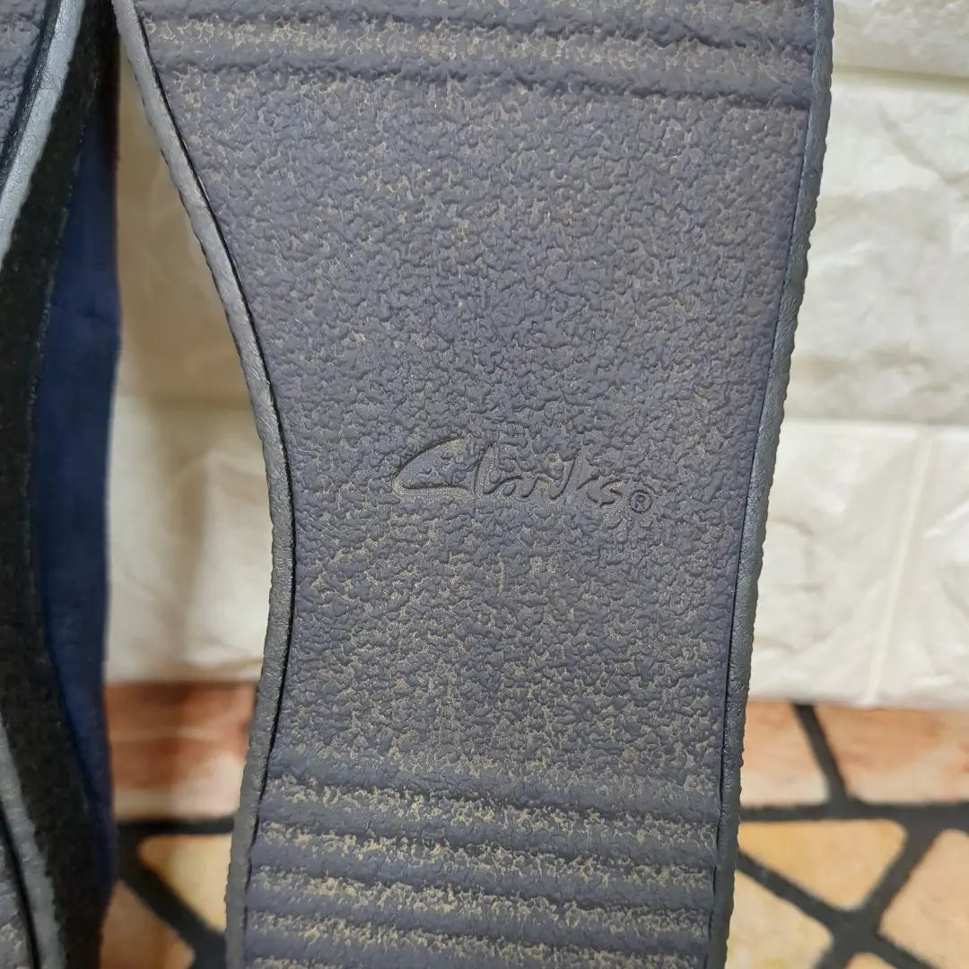 Clarks - Zapatillas sin cordones de suela gruesa de 22 cm con punta redonda de ante, color azul marino