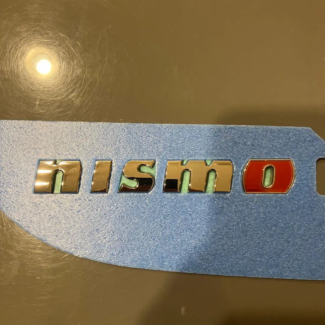 Producto original de Nissan, emblema Nismo