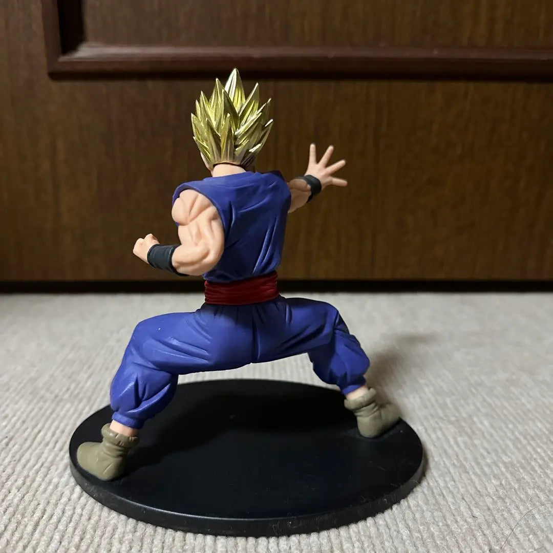 Figura de Son Gohan en pose de batalla