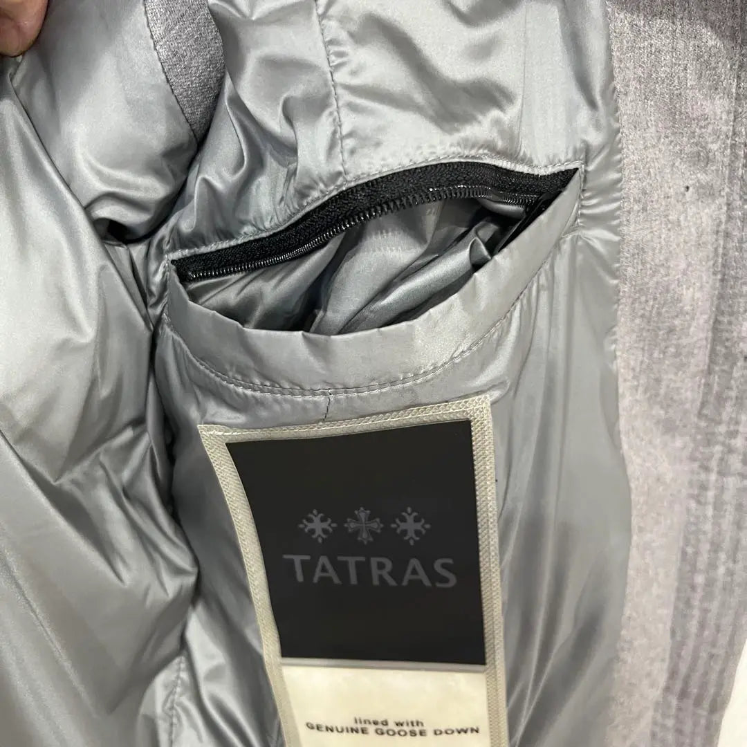 Tatras [02] Chaqueta de plumón para hombre Prendas de abrigo con capucha | タトラス【02】メンズ ダウン ベスト ジャケット アウター フード付き