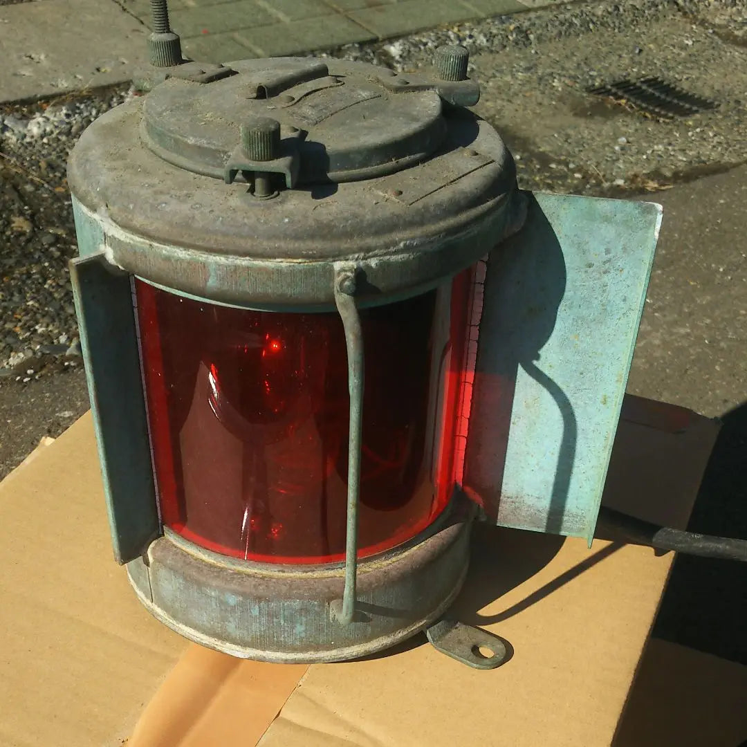 luz de navegación del barco roja