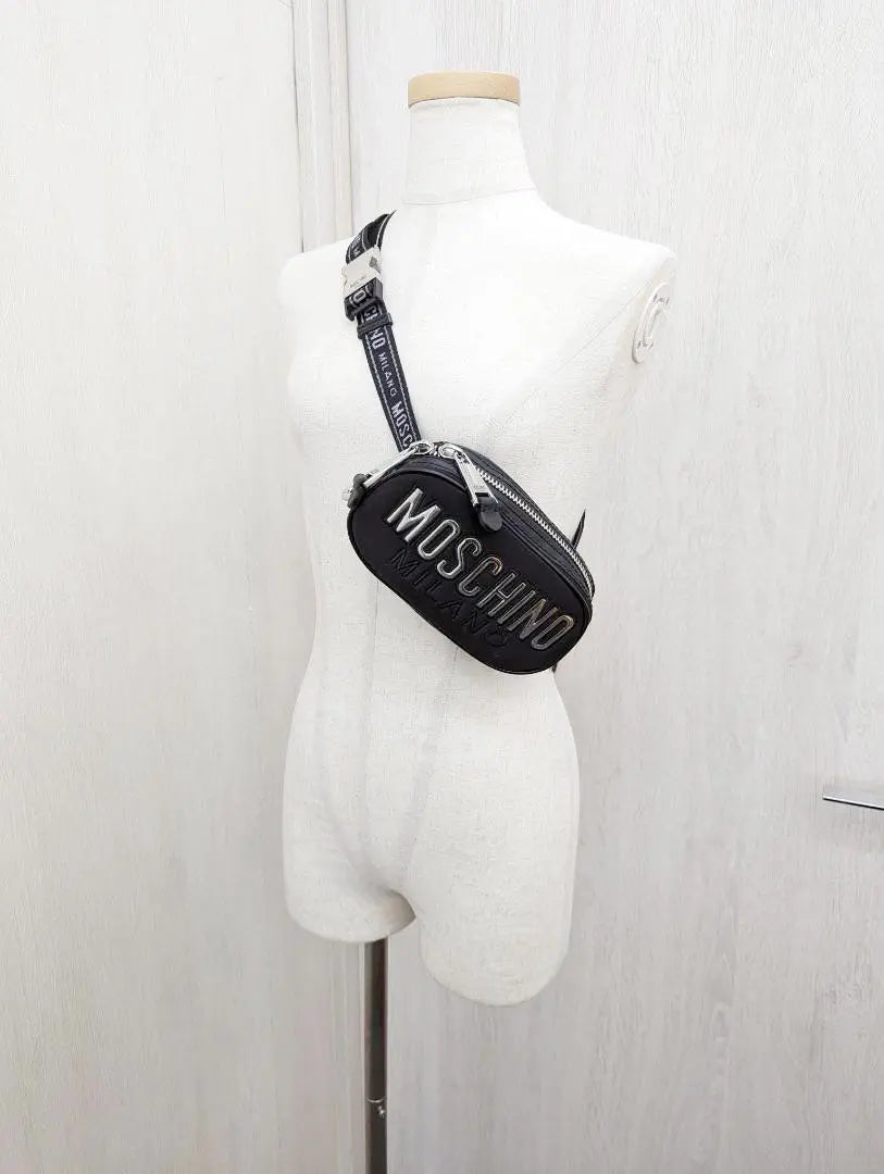 Bolso de mano Moschino de piel de nailon y color negro para la cintura