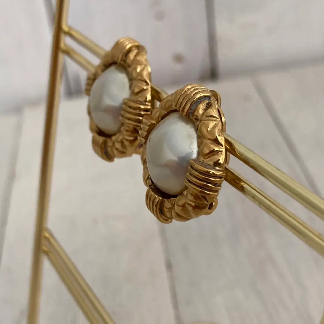 CHANEL earrings fake pearl