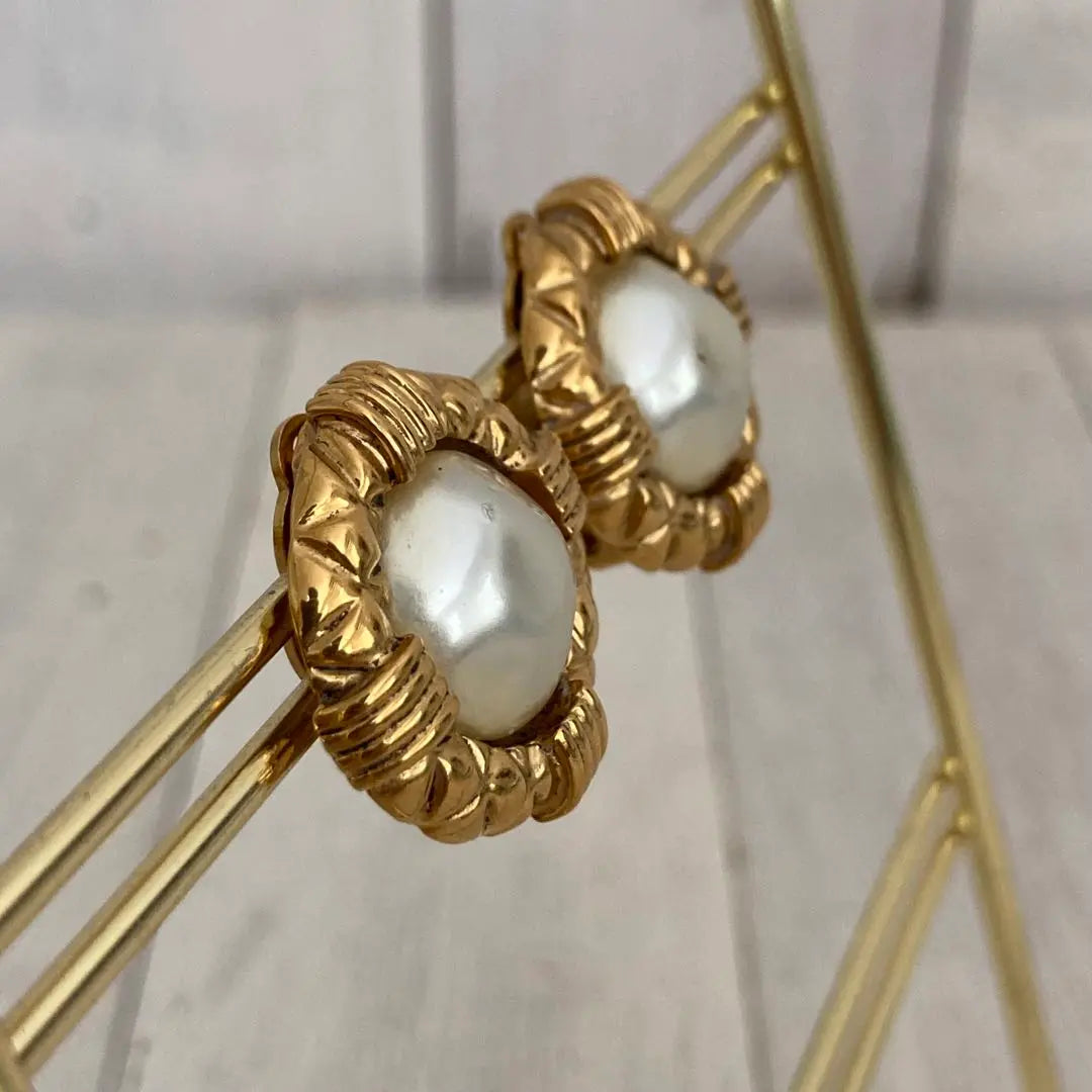 CHANEL earrings fake pearl