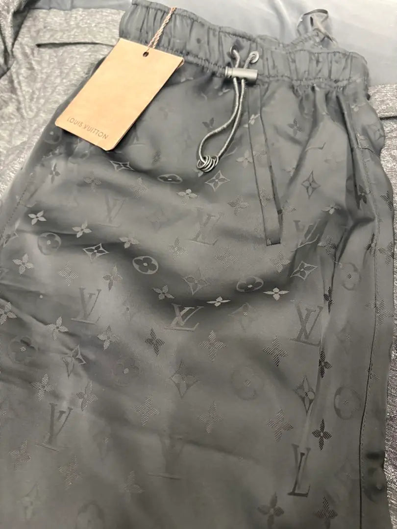 Pantalones Louis Vuitton con estampado de monogramas, nuevos y sin usar