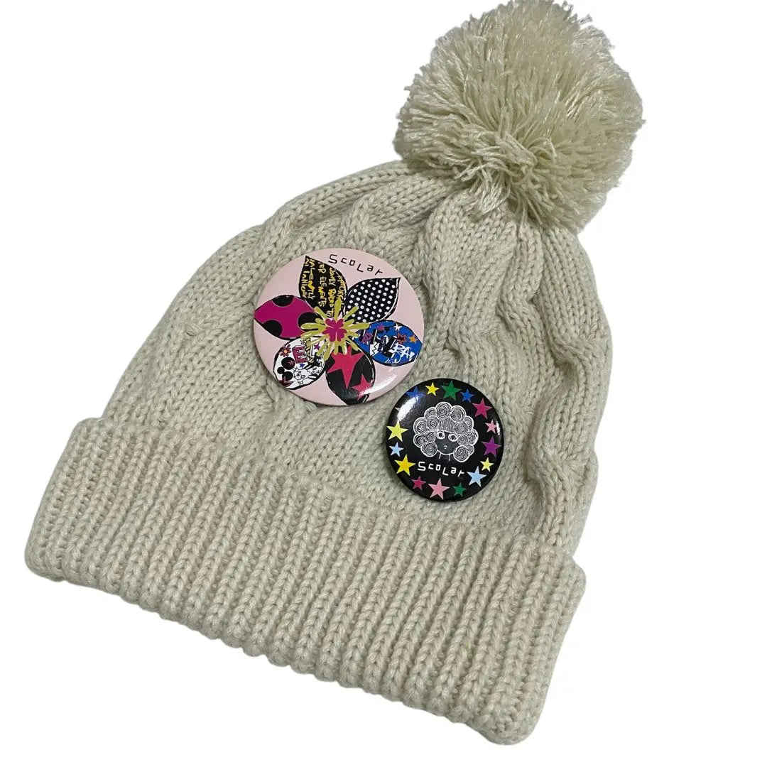 [Un punto] [Raro] Gorro de punto con insignia de lata escalar, tejido trenzado, color blanquecino | 【一点物】 【希少】スカラー 缶バッジ ケーブル編み ニット帽 オフホワイト