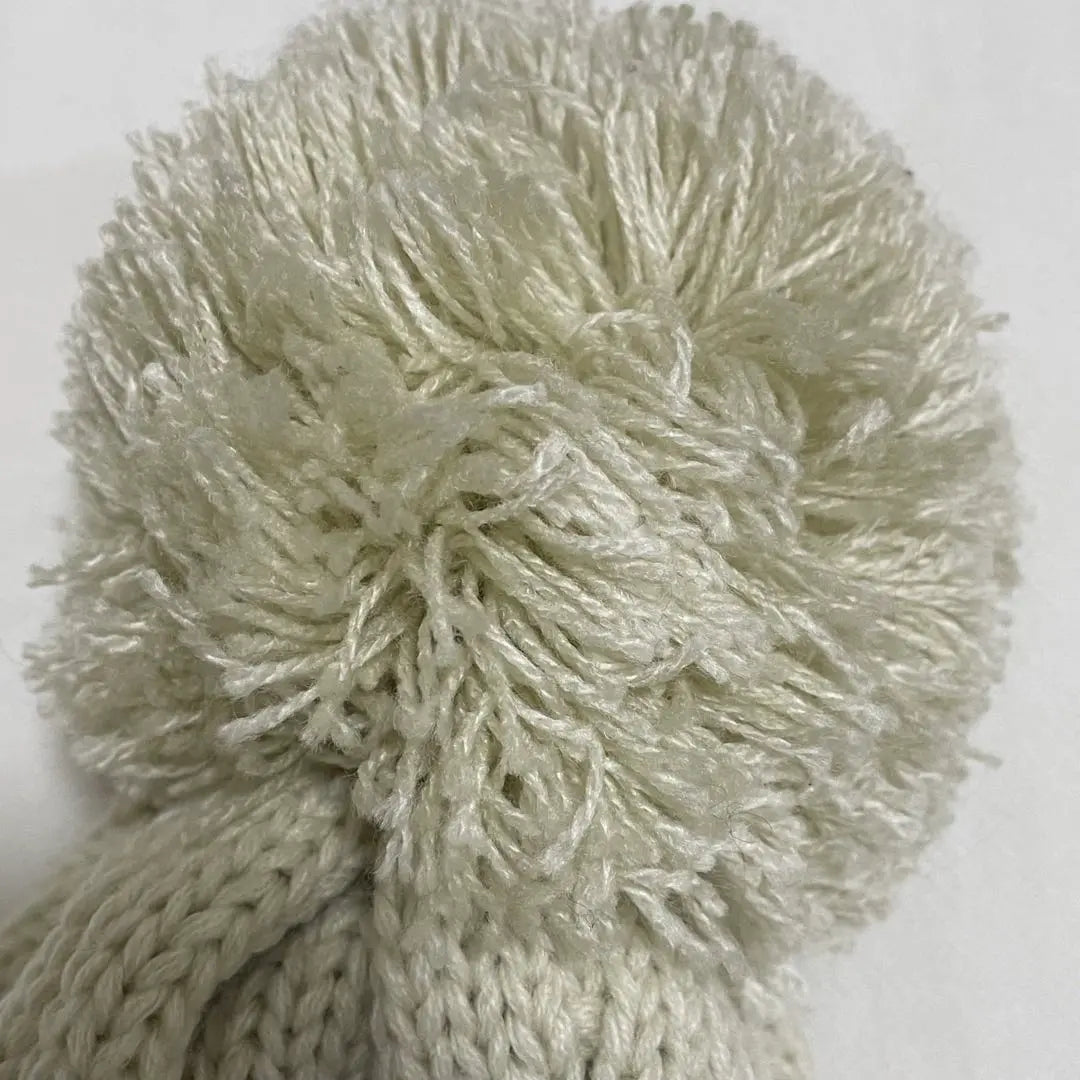 [Un punto] [Raro] Gorro de punto con insignia de lata escalar, tejido trenzado, color blanquecino | 【一点物】 【希少】スカラー 缶バッジ ケーブル編み ニット帽 オフホワイト