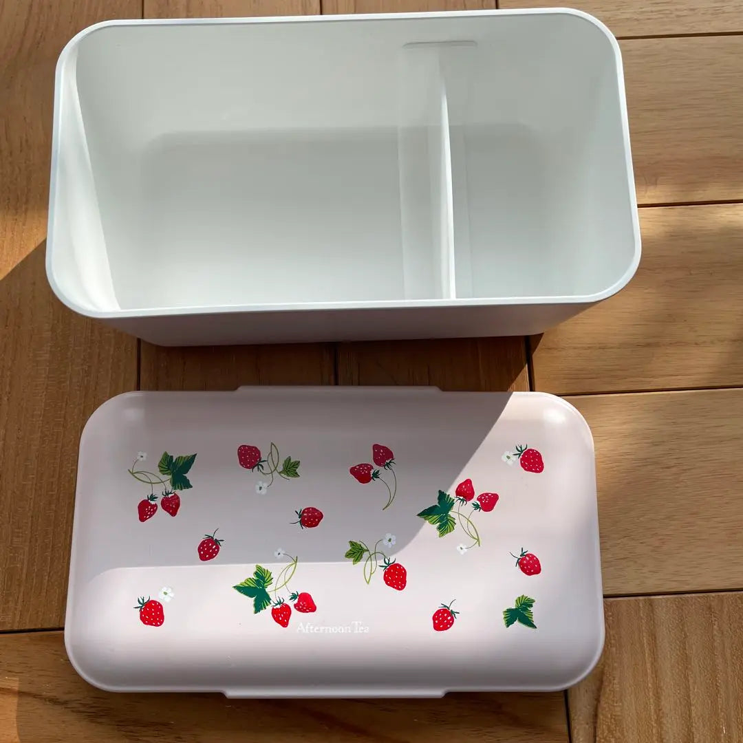 Lonchera y juego de cubiertos con té de la tarde y fresas Bento Box