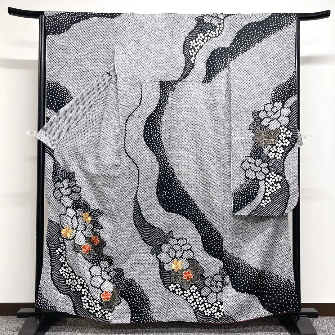 A monochrome kimono with a long-sleeved kimono with gold pieces embroidered on the entire tie