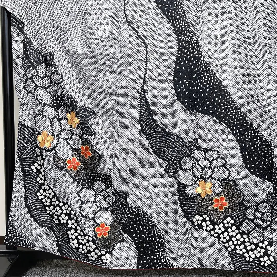 A monochrome kimono with a long-sleeved kimono with gold pieces embroidered on the entire tie