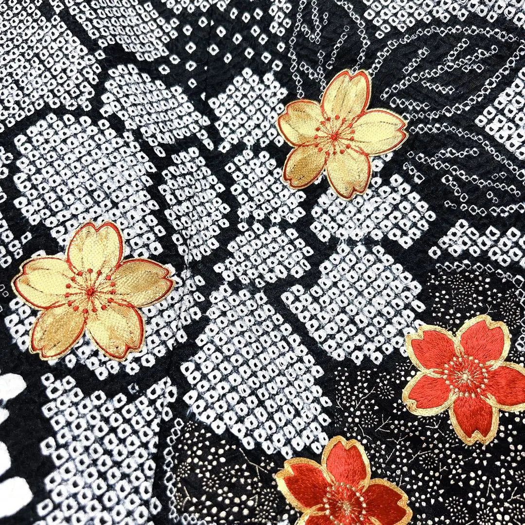 A monochrome kimono with a long-sleeved kimono with gold pieces embroidered on the entire tie