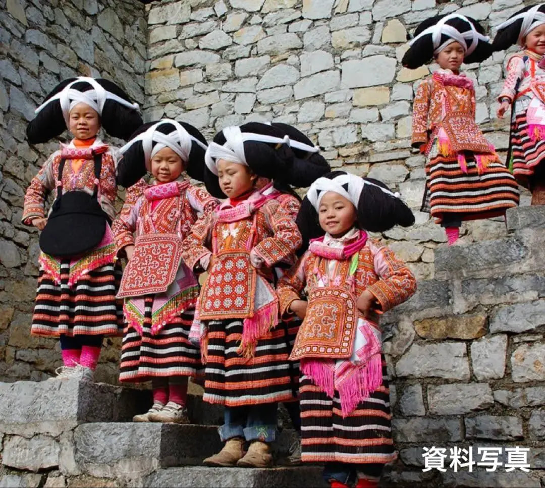 Before the war, Yunnan Province, China, Tibetan minority costume, Bai tribe (Pe tribe) celebration talisman costume (bearing obi)