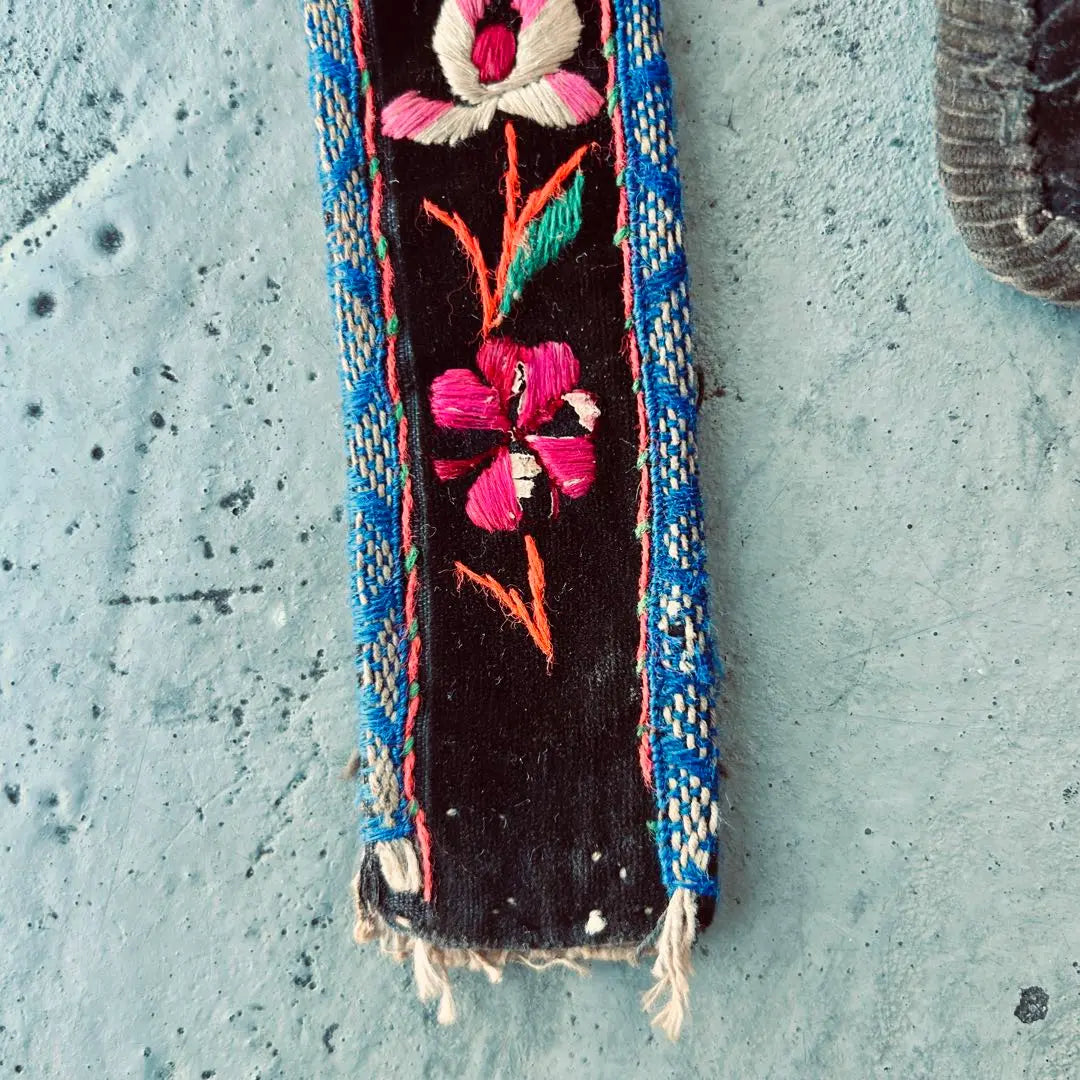 Before the war, Yunnan Province, China, Tibetan minority costume, Bai tribe (Pe tribe) celebration talisman costume (bearing obi)