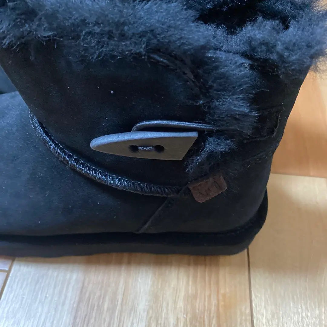 Brand new, unused, ing black boa short boots, cold protection