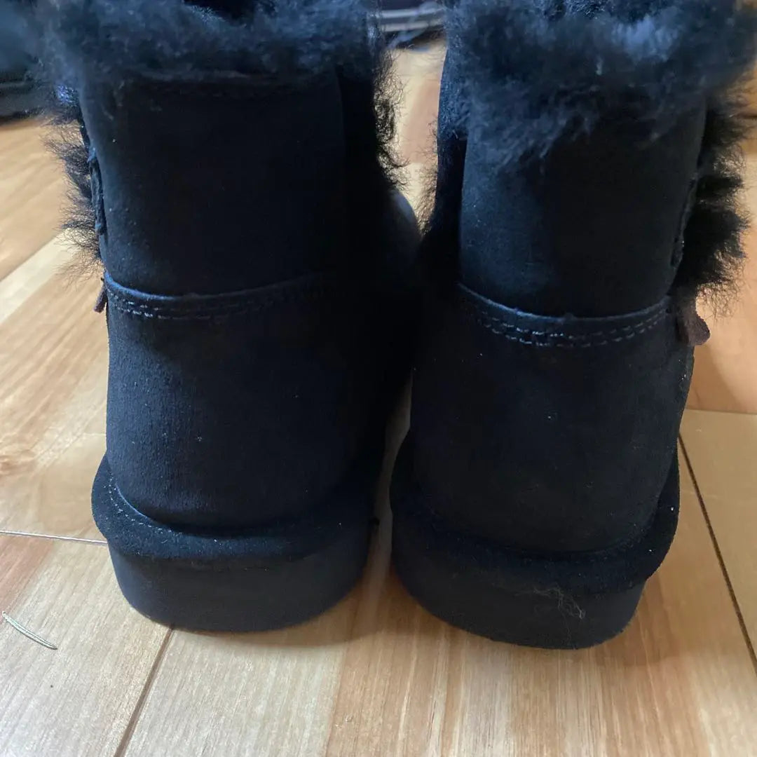 Brand new, unused, ing black boa short boots, cold protection