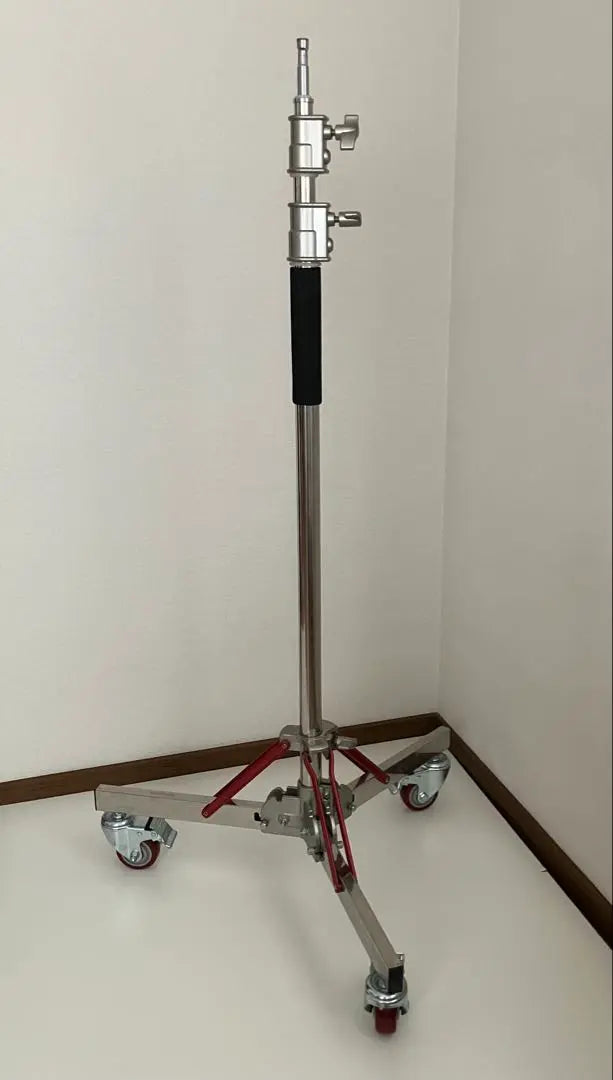 Soporte de luz regulable en altura (120 cm-305 cm) con ruedas