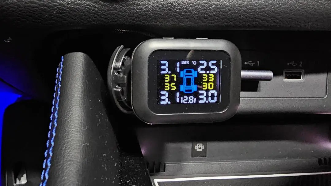 Wireless real-time tire pressure and temperature monitoring system for cars