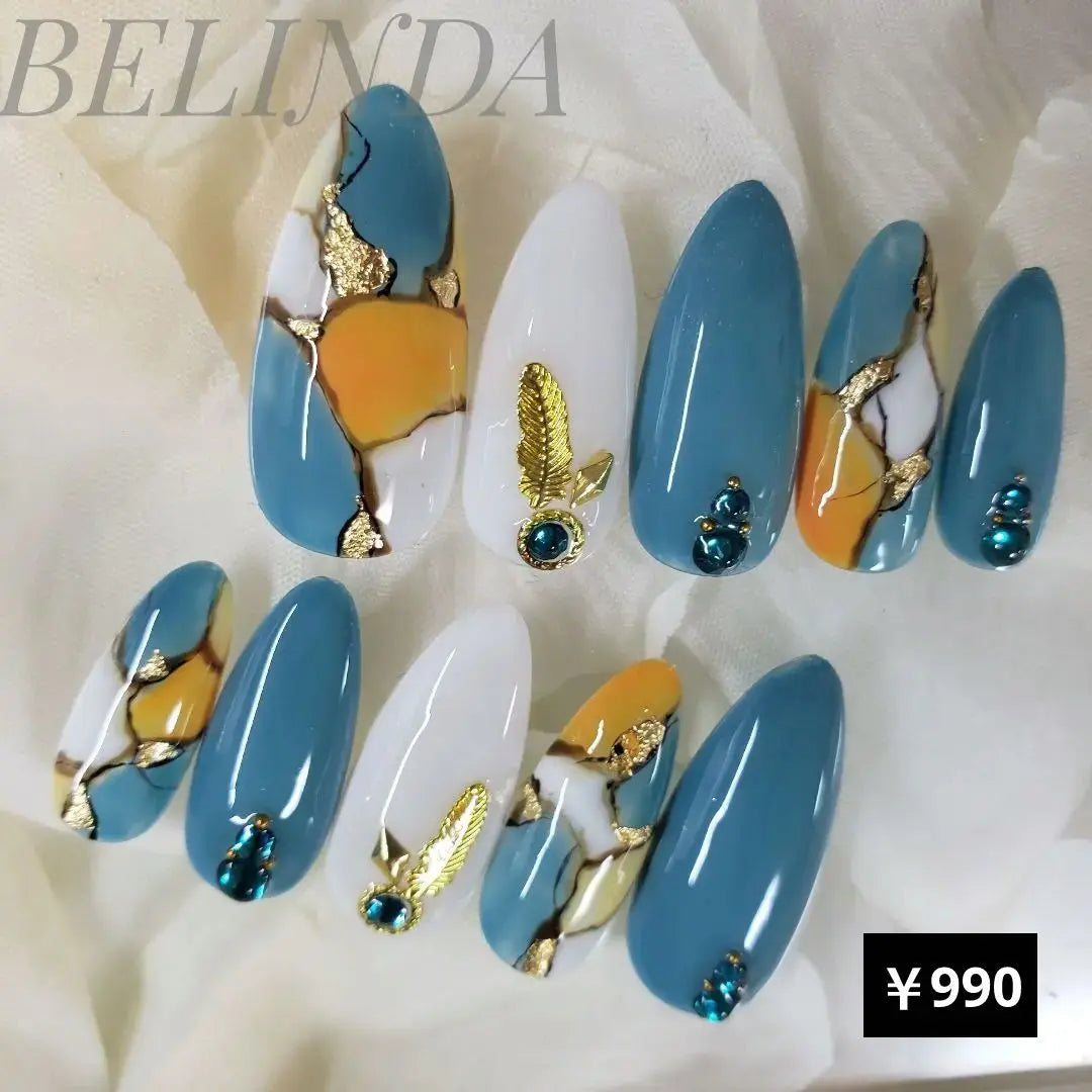 Uñas postizas con diseño de plumas de mármol y lámina dorada Uñas postizas