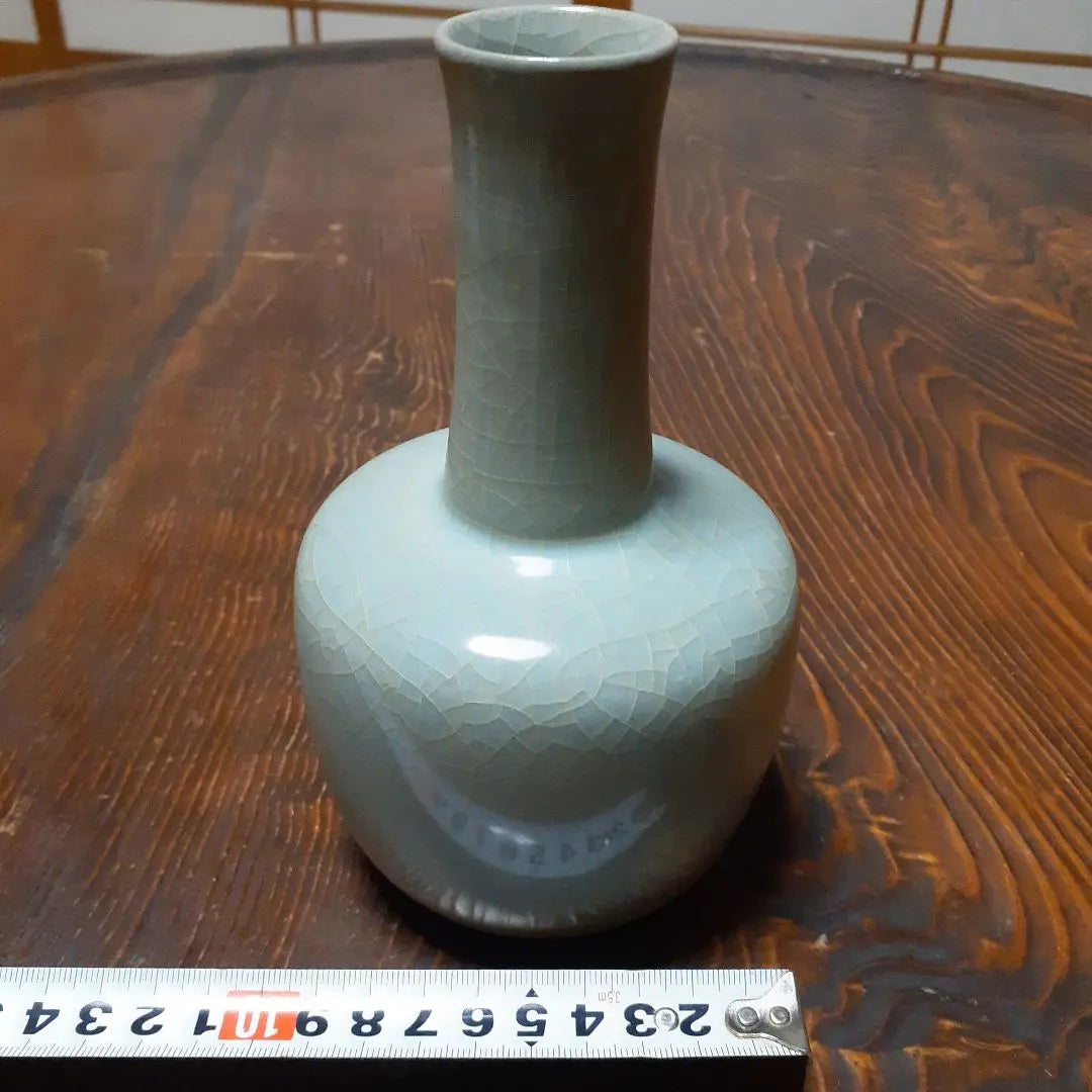 Pequeño florero de celadón con horno Longquan de la dinastía Song del Sur