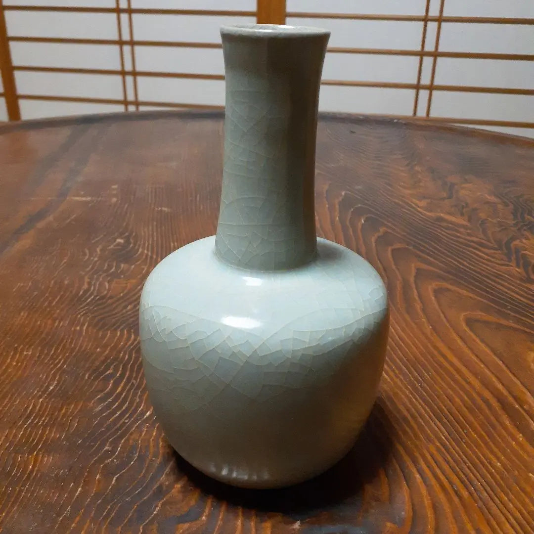 Pequeño florero de celadón con horno Longquan de la dinastía Song del Sur