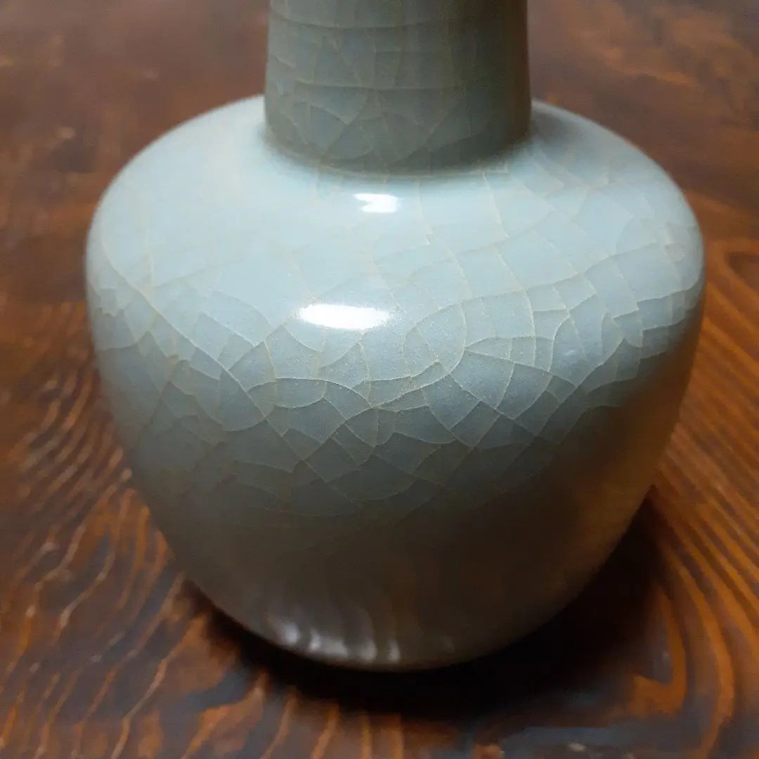 Pequeño florero de celadón con horno Longquan de la dinastía Song del Sur