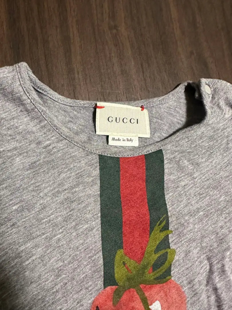 Camiseta GUCCI con estampado de fresas