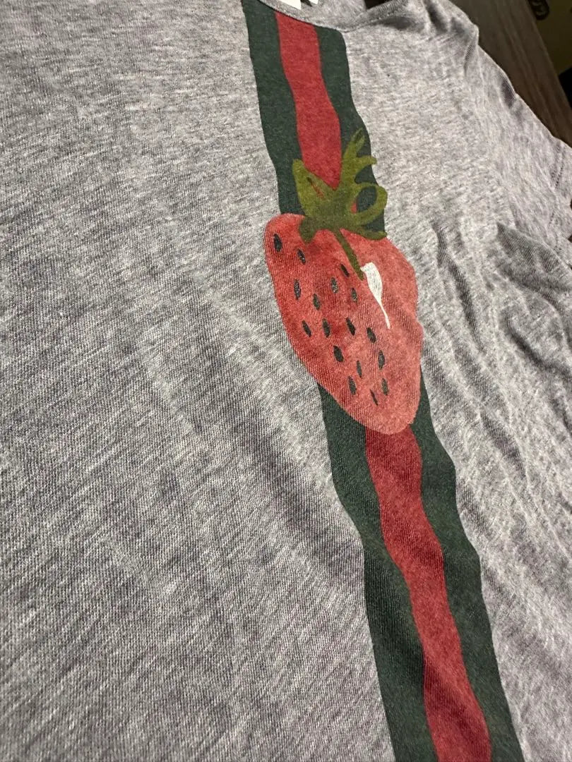 Camiseta GUCCI con estampado de fresas