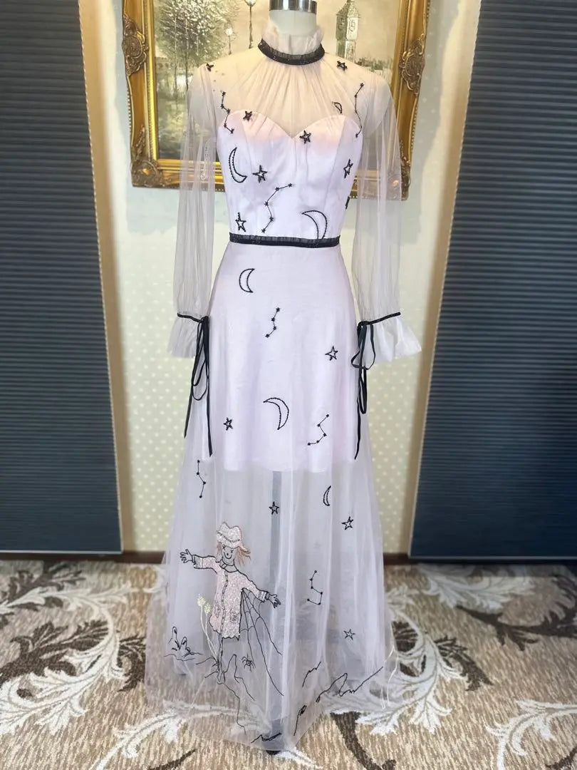 Elegante vestido de fiesta con bordado de constelaciones.