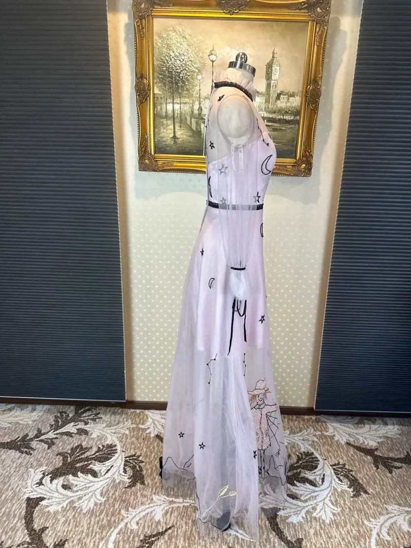 Elegante vestido de fiesta con bordado de constelaciones.