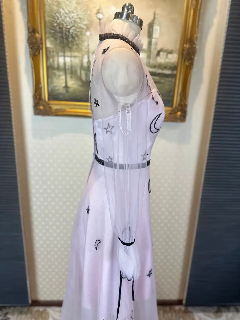 Elegante vestido de fiesta con bordado de constelaciones.