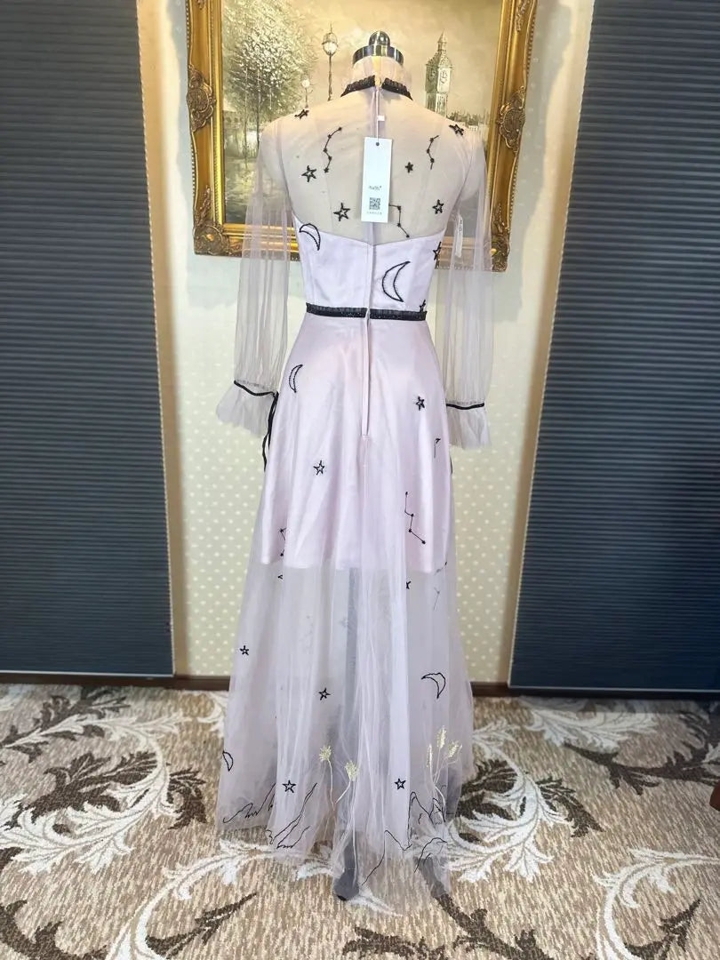 Elegante vestido de fiesta con bordado de constelaciones.