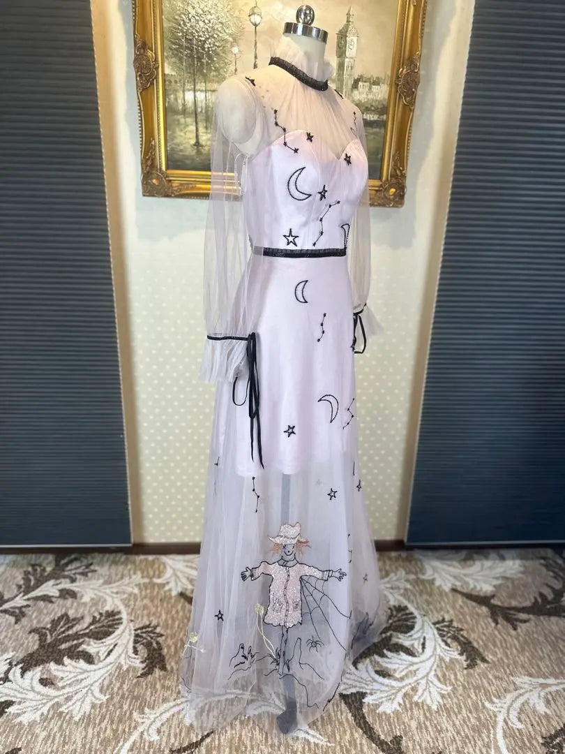 Elegante vestido de fiesta con bordado de constelaciones.