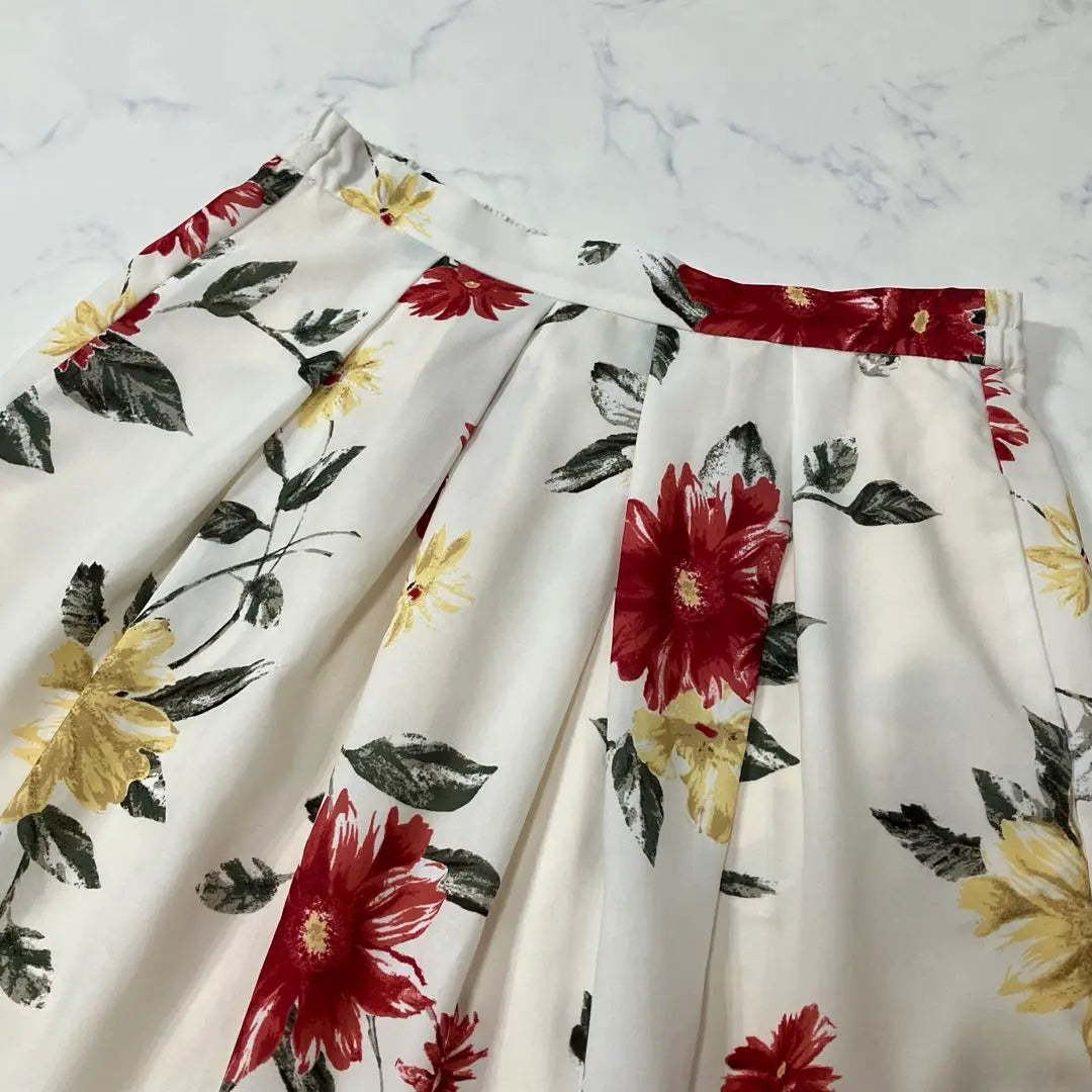 Beautiful condition any SiS large floral pattern with elastic back waist knee length skirt 3