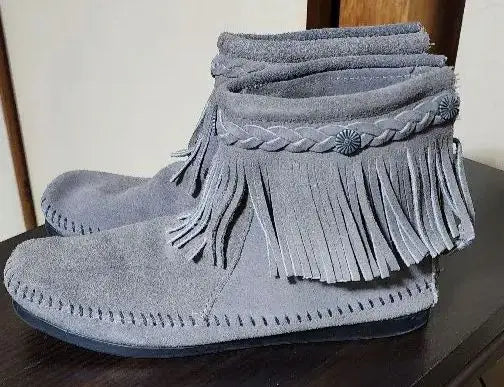 Botas con flecos Minnetonka usadas en color gris, equivalentes a 25 cm, talla 8 de EE. UU.