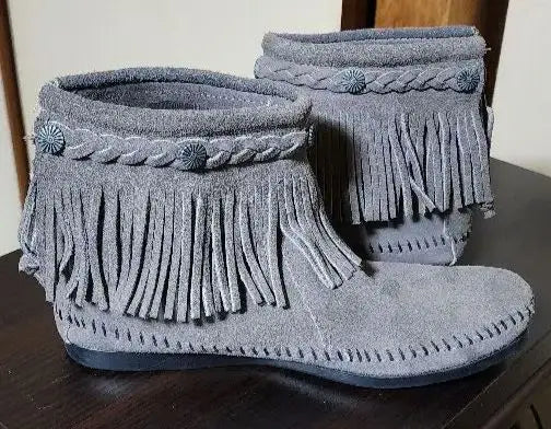 Botas con flecos Minnetonka usadas en color gris, equivalentes a 25 cm, talla 8 de EE. UU.