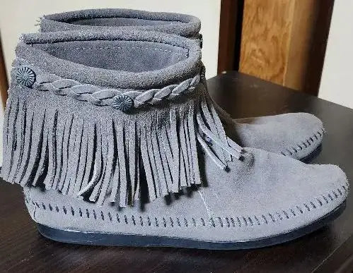 Botas con flecos Minnetonka usadas en color gris, equivalentes a 25 cm, talla 8 de EE. UU.