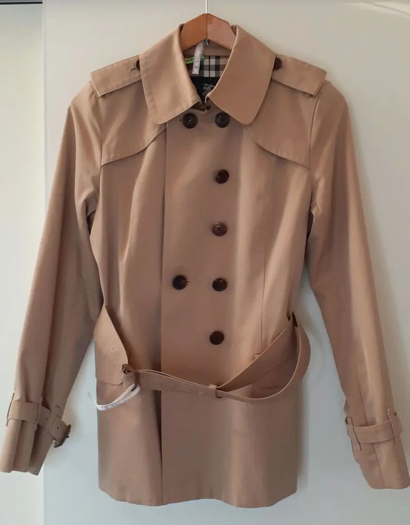 Gabardina Burberry London en color beige miel, longitud corta, 40