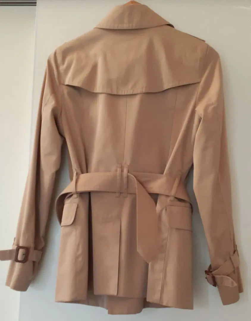 Gabardina Burberry London en color beige miel, longitud corta, 40