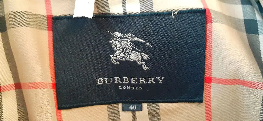 Gabardina Burberry London en color beige miel, longitud corta, 40