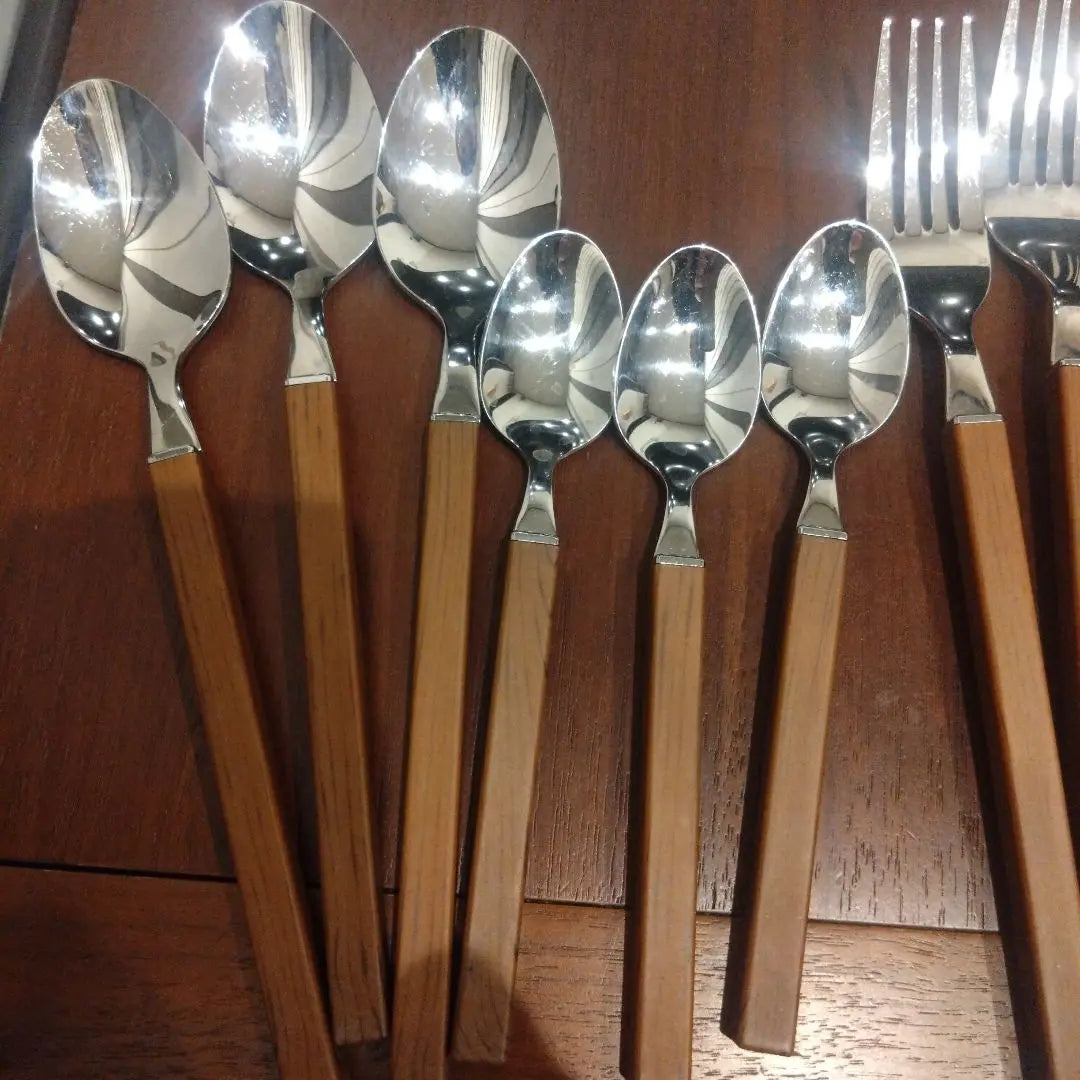 Cutlery set with wooden handle