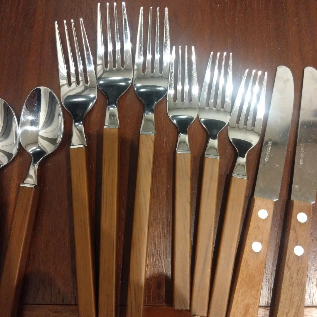 Cutlery set with wooden handle