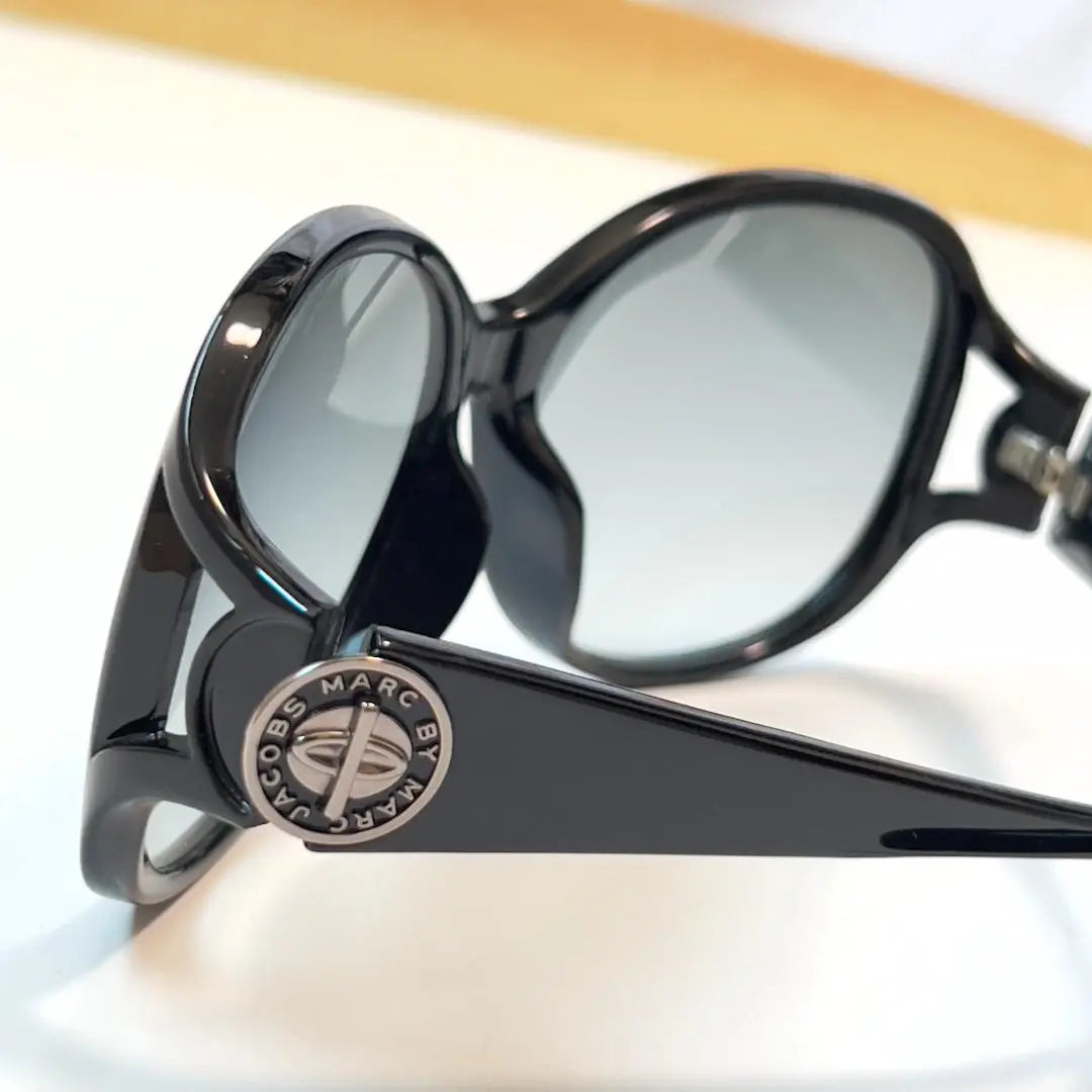 Gafas de sol Marc by Marc Jacobs con lentes degradadas negras