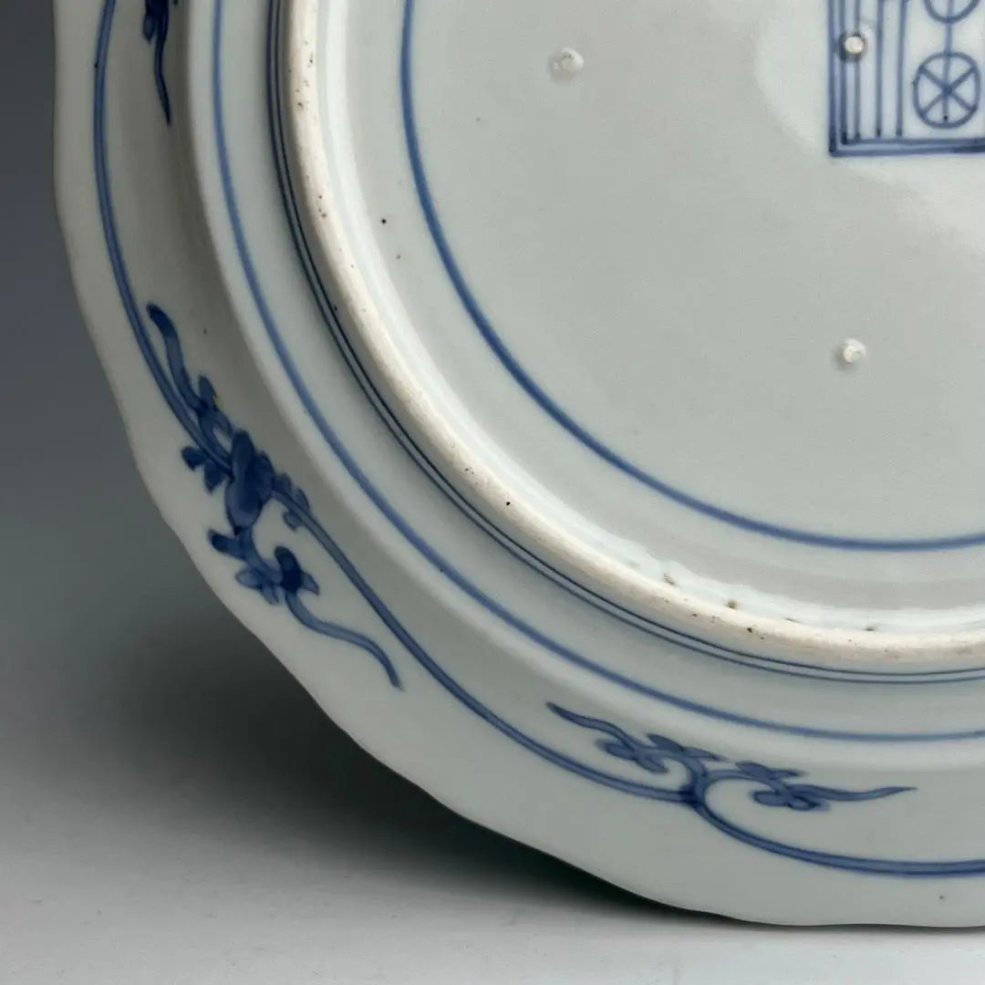 Ai Kutani, antiguo Imari, teñido y tejido, patrón unryu, plato de flores, década de 1650-1660