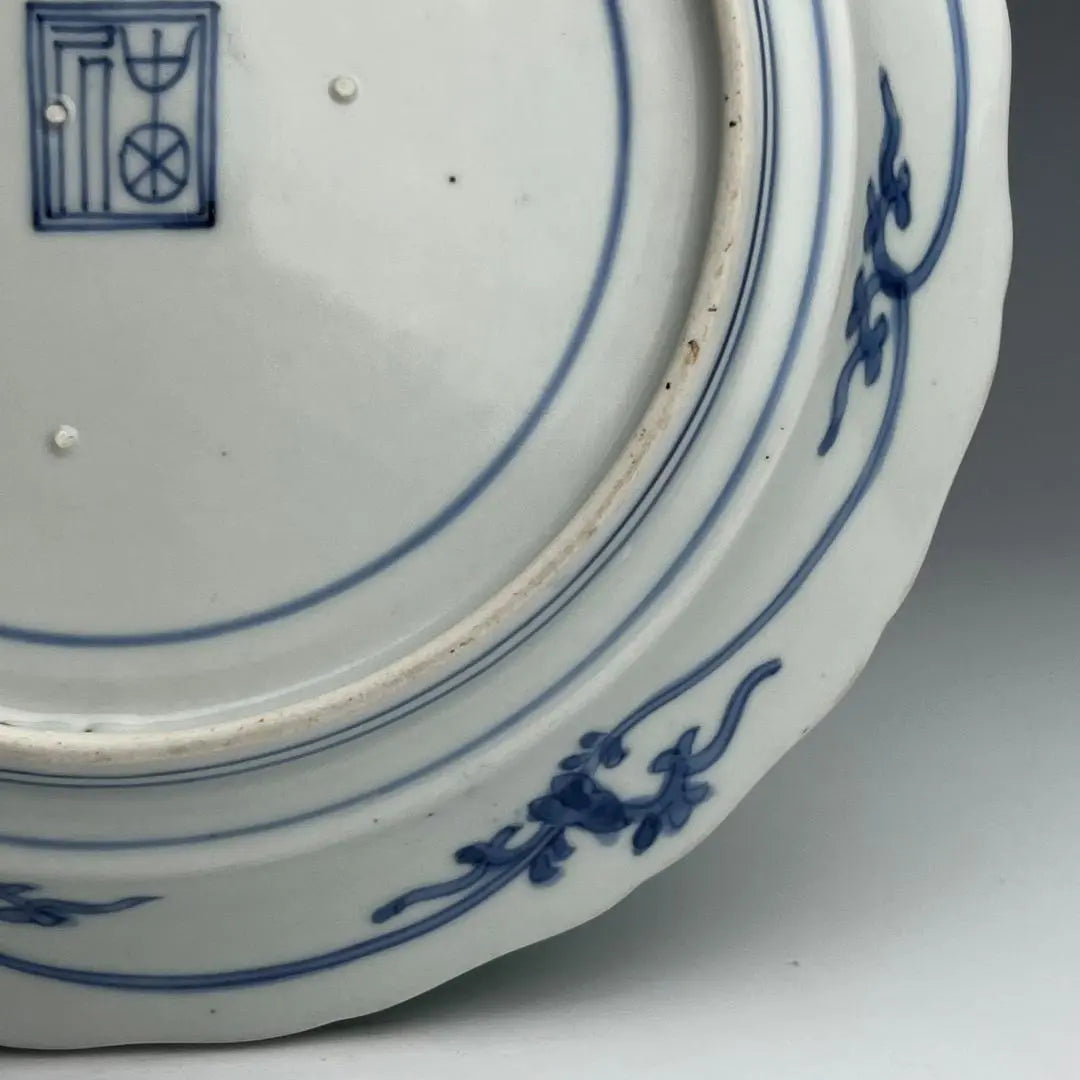 Ai Kutani, antiguo Imari, teñido y tejido, patrón unryu, plato de flores, década de 1650-1660