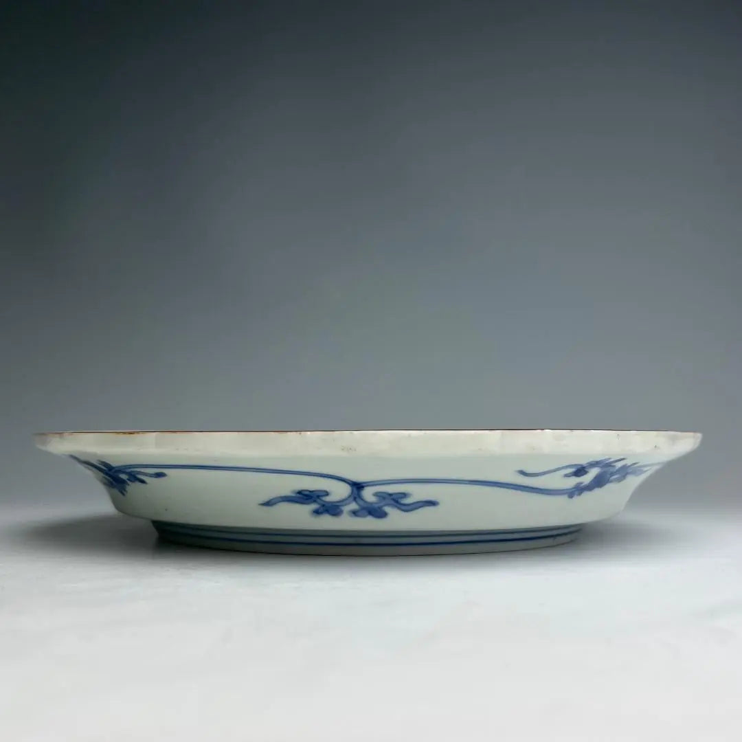 Ai Kutani, antiguo Imari, teñido y tejido, patrón unryu, plato de flores, década de 1650-1660