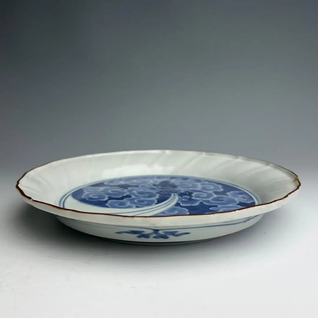 Ai Kutani, antiguo Imari, teñido y tejido, patrón unryu, plato de flores, década de 1650-1660