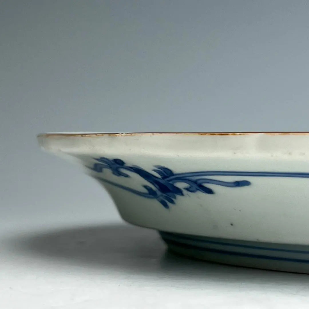 Ai Kutani, antiguo Imari, teñido y tejido, patrón unryu, plato de flores, década de 1650-1660